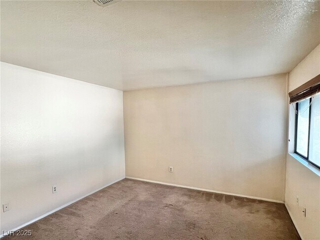 Building Photo - 2140 Pinetop Ln