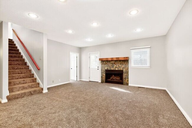 Building Photo - Beautiful Home surrounded by nature!