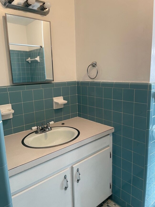 Building Photo - Charming Winter-Ready Home – Yours for $1,825/mo