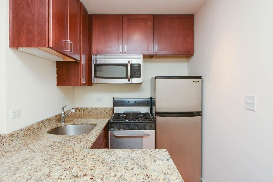 Building Photo - 630 W Wrightwood Ave