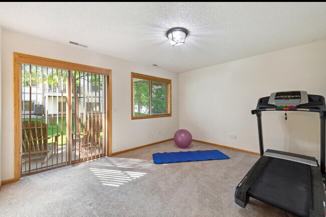 Building Photo - 3183 Frontier Dr