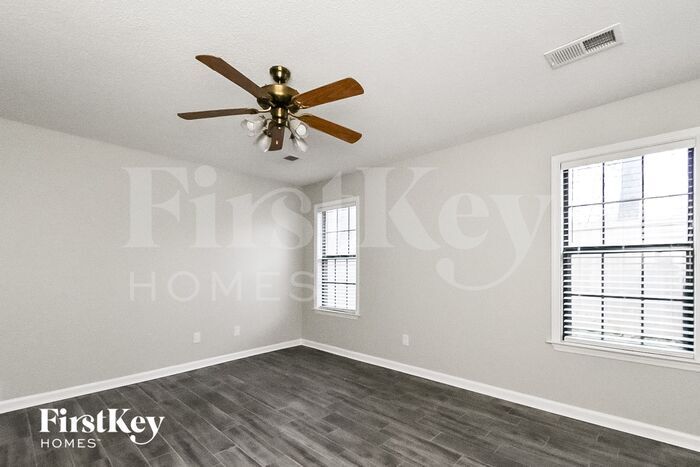 Building Photo - 275 Kings Dr