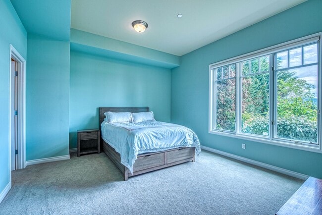 Building Photo - Mercer Island Waterfront Home