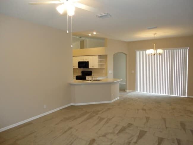 Building Photo - 2610 Vinedale Ave