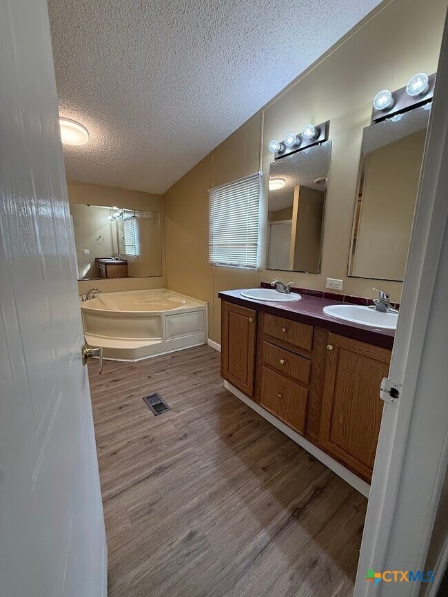 Building Photo - 136 Sonnyland Dr