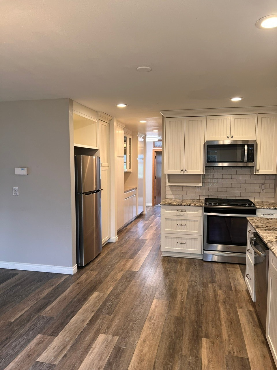 Kitchen - 430 Douglas St SE