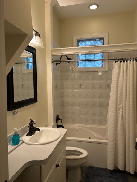 Building Photo - 1916 W Roscoe St