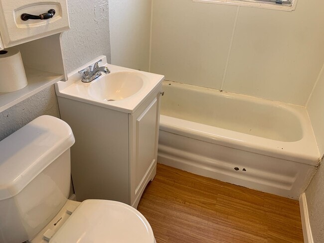 Building Photo - Very Nice 2 Bed 1 Bath Home In Great Locat...