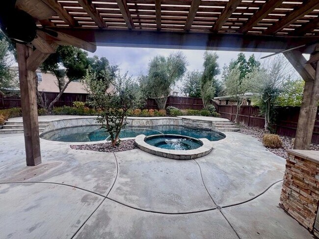 Building Photo - 5 bedroom Winchester home with a 3 car garage for LEASE!