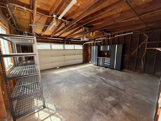 Building Photo - Beautiful 3 Bedroom 2 bath home in well de...