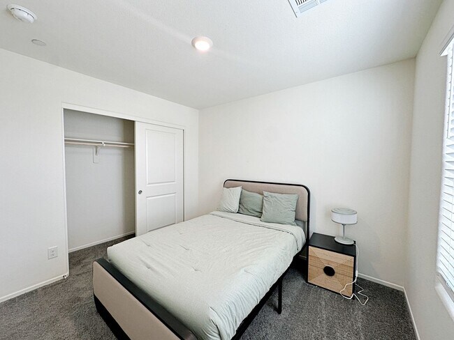 Building Photo - FURNISHED 3 BEDROOM + LOFT TOWNHOME WITH 2 CAR GARAGE