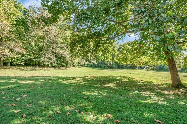 Building Photo - Awesome updated 2BR/1.5BA townhome in Bell...