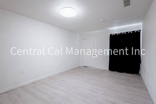 Building Photo - 1313 E Planz Rd
