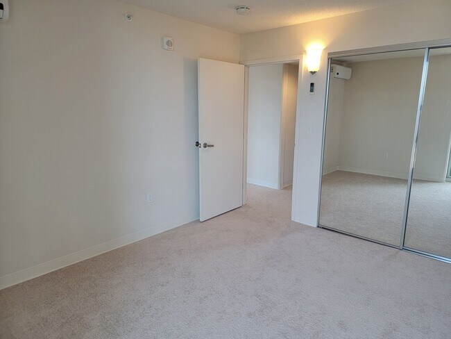 Building Photo - Split AC. Two Parking. Kakaako. (RRLLC)