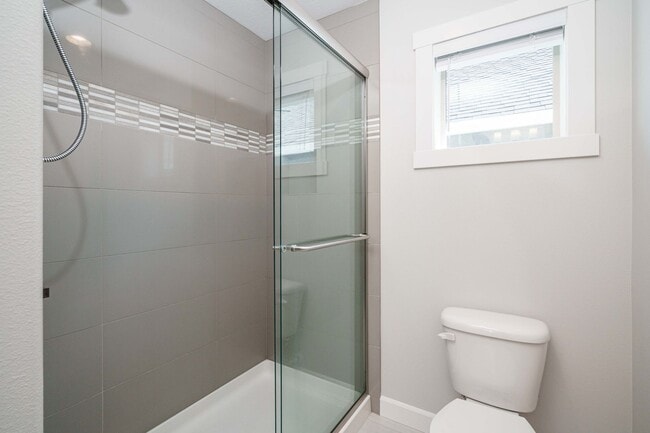 Building Photo - Desirable Salmon Creek Home Located in Lux...