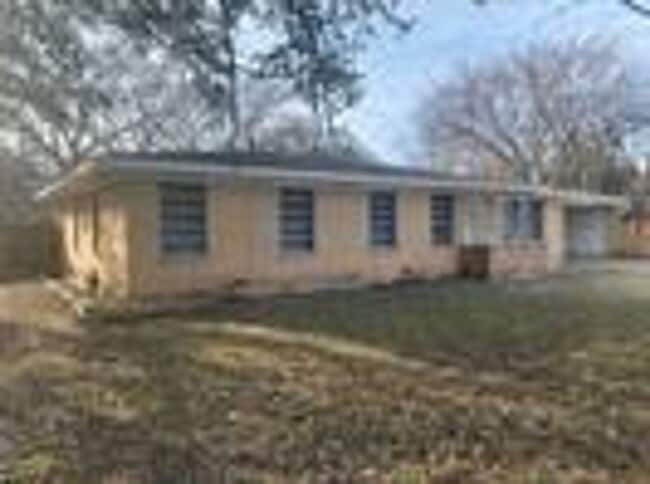 Building Photo - 2408 Lake Air Dr