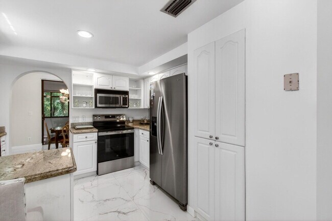 Building Photo - 7865 La Mirada Dr
