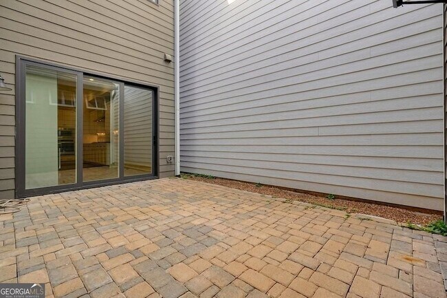 Building Photo - 123 Village Green Ave