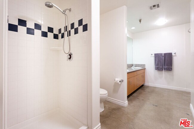 Building Photo - 711 S Olive St