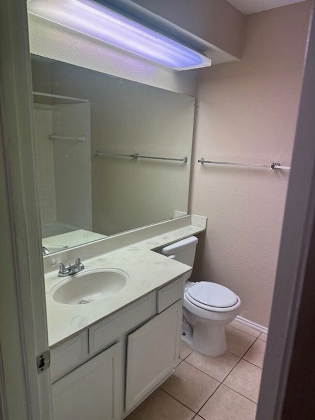 Building Photo - Charming 2 Bedroom, 2 Bathroom Duplex Near Lakeline Mall!