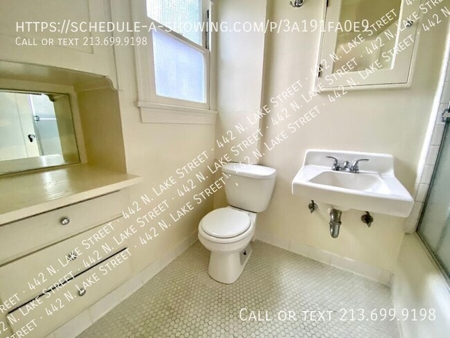 Building Photo - 442 N Lake St