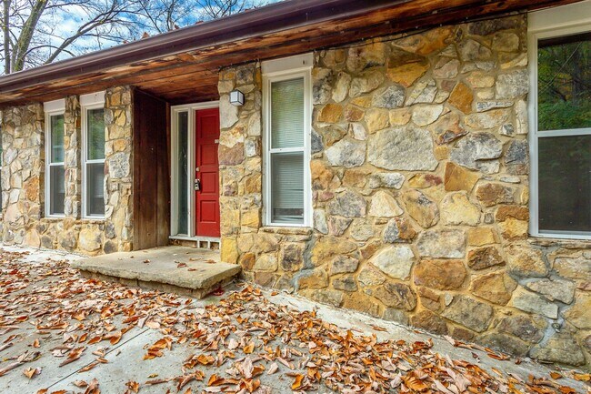 Building Photo - 5221 Old Trail