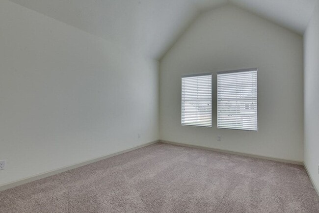 Building Photo - Beautiful End Unit Townhouse