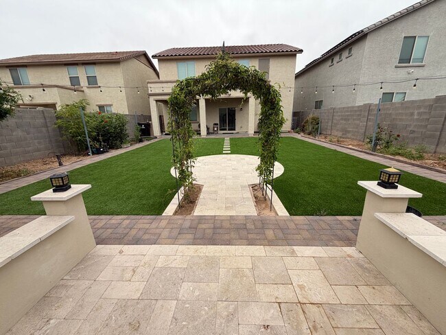 Building Photo - 3 bedroom 3 bath Home