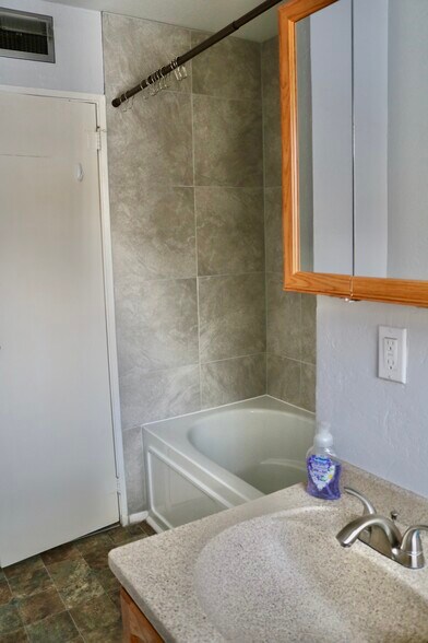 Building Photo - 1136 Florence Ave