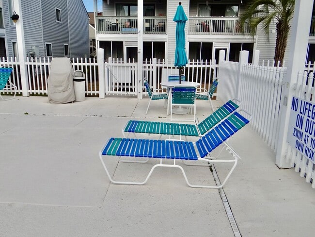 Building Photo - Beautifully Remodeled and Furnished Rental...