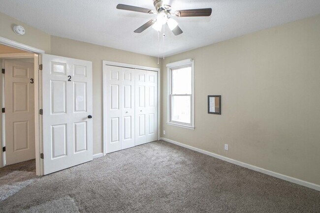 Building Photo - 1122 Rosebrook Dr