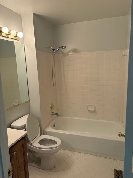 full bath - 548 Quince Ct
