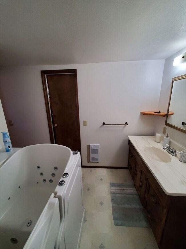 Building Photo - 3 bedroom/ 3 bath. Fully furnished ready f...