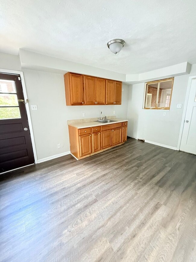 Building Photo - Spacious 3BD/1BA Single Family Home in Pen...
