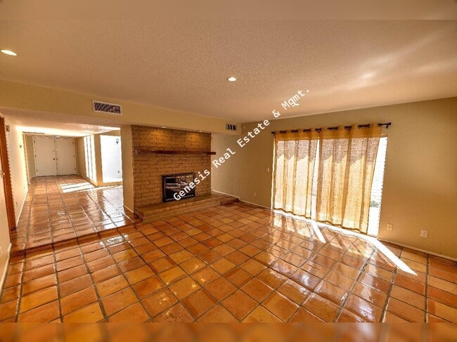 Building Photo - 4741 Calle Elegante