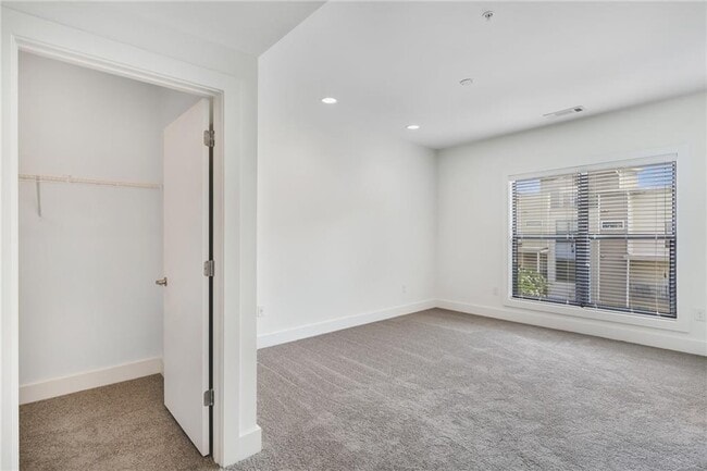 Building Photo - 966 Moda Dr