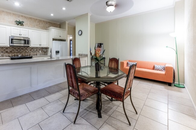 Building Photo - 422 River Oaks Dr