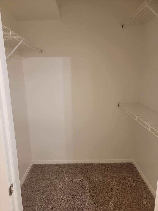 Building Photo - 3 Bedroom 2 Bath Condo