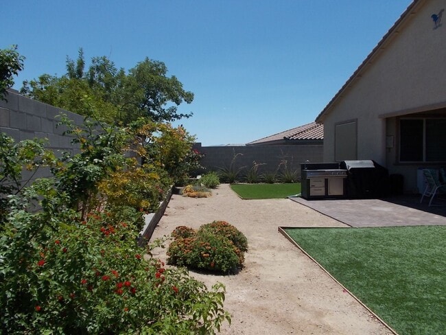 Building Photo - 1401 Cattail Falls St