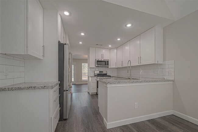 Building Photo - 2323 Pine Cone Dr