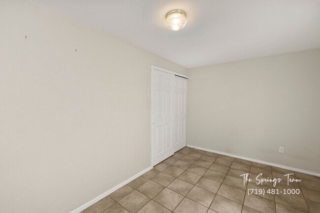 Building Photo - Spacious Ranch-Style 5-Bedroom in The Heig...