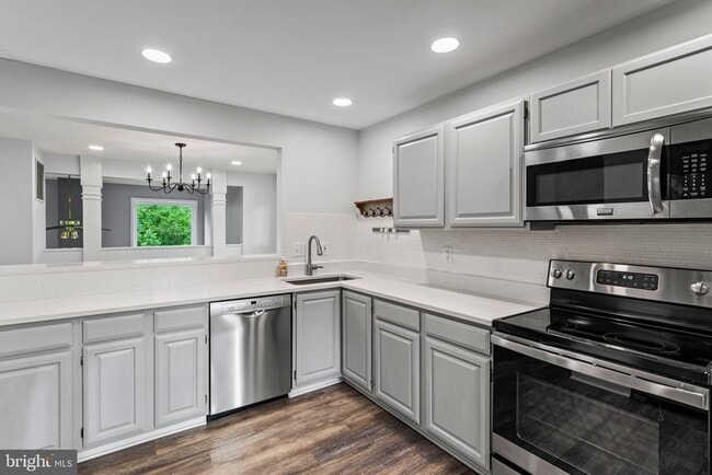 Building Photo - 6608 Beach Dr