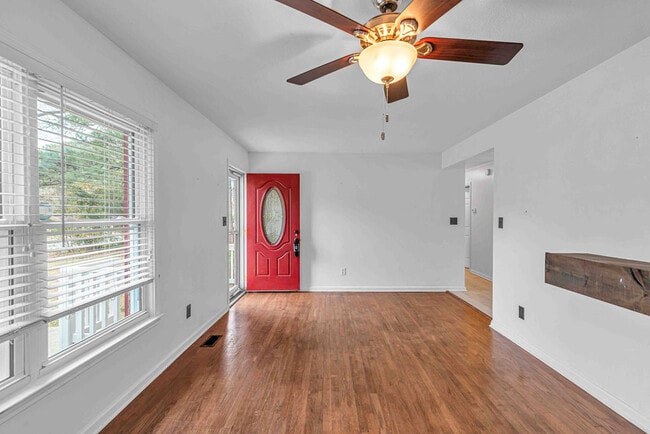 Building Photo - 203 Pineview Rd