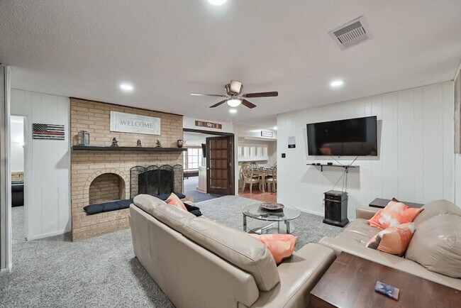 Building Photo - 1712 Meadowlane Terrace