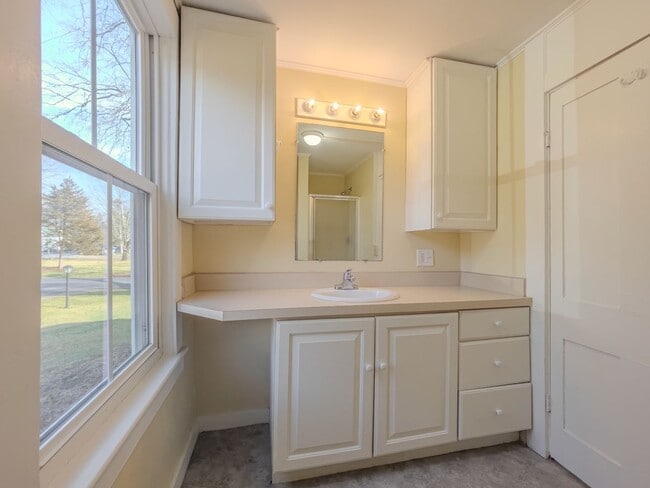 Building Photo - Spacious Renovated Colonial on The Lebanon Green