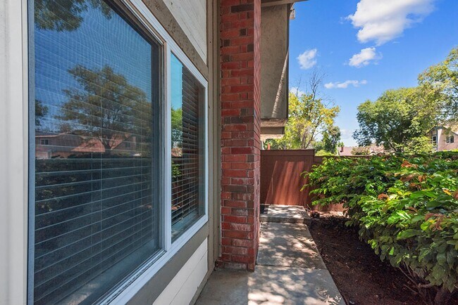 Building Photo - Spacious 3 Bed 2 Bath Townhome in Villa Po...