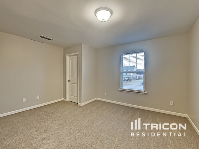 Building Photo - 604 Eagle View Dr