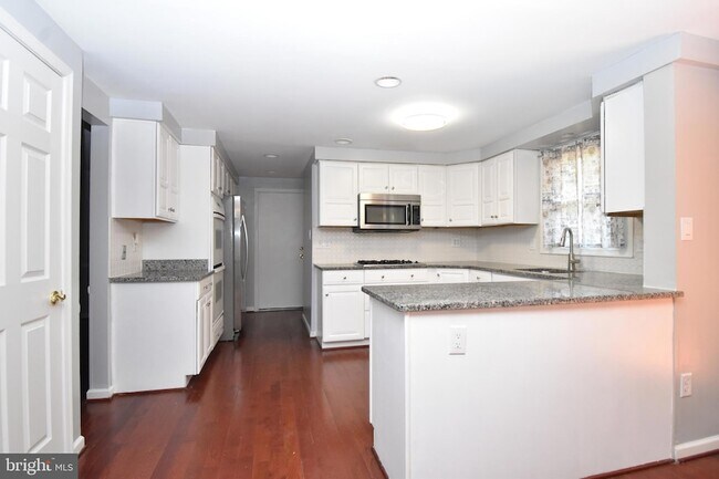 Building Photo - 8673 Cooperhawk Ct