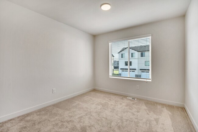 Building Photo - 608 1860 N