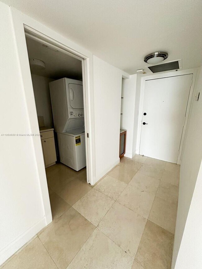 Building Photo - 2333 Brickell Ave